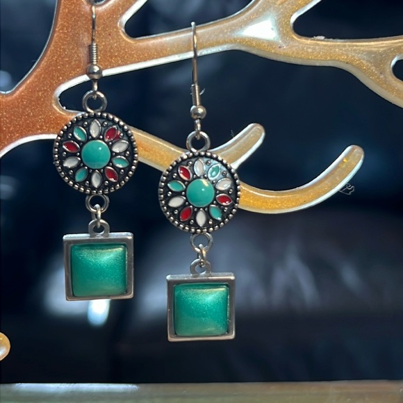 24057 Green dangle earrings - Picture 3 of 5